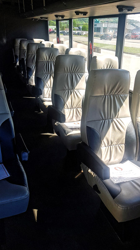 Intérieur de l'autobus.